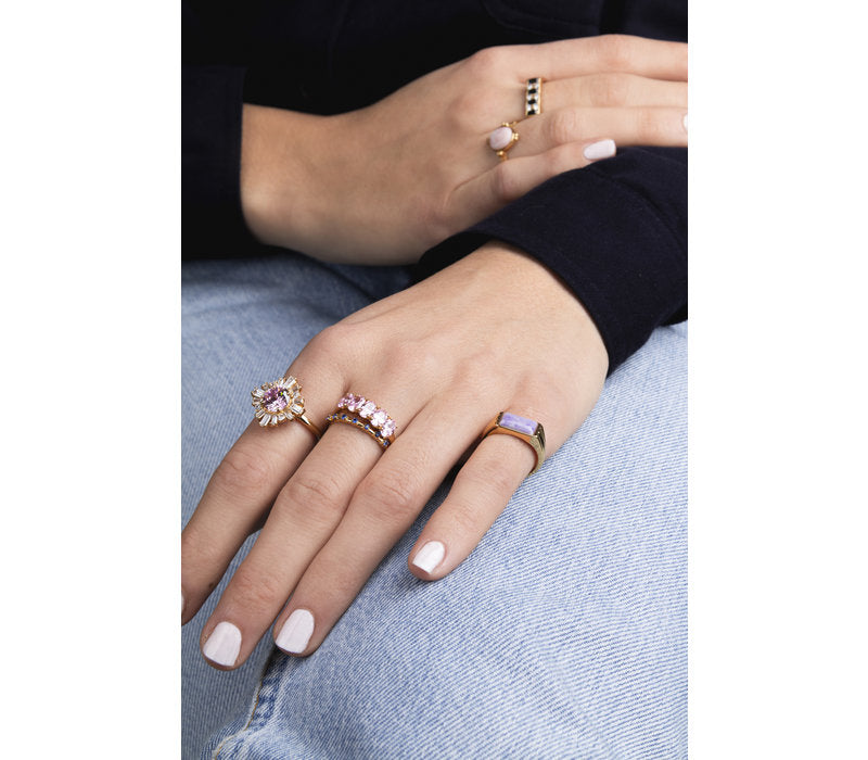 
                  
                    Ovaler hellrosa vergoldeter Ring
                  
                