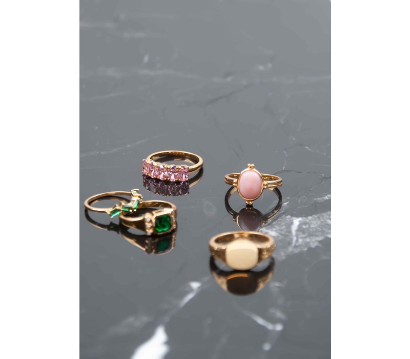 
                  
                    Ovaler hellrosa vergoldeter Ring
                  
                