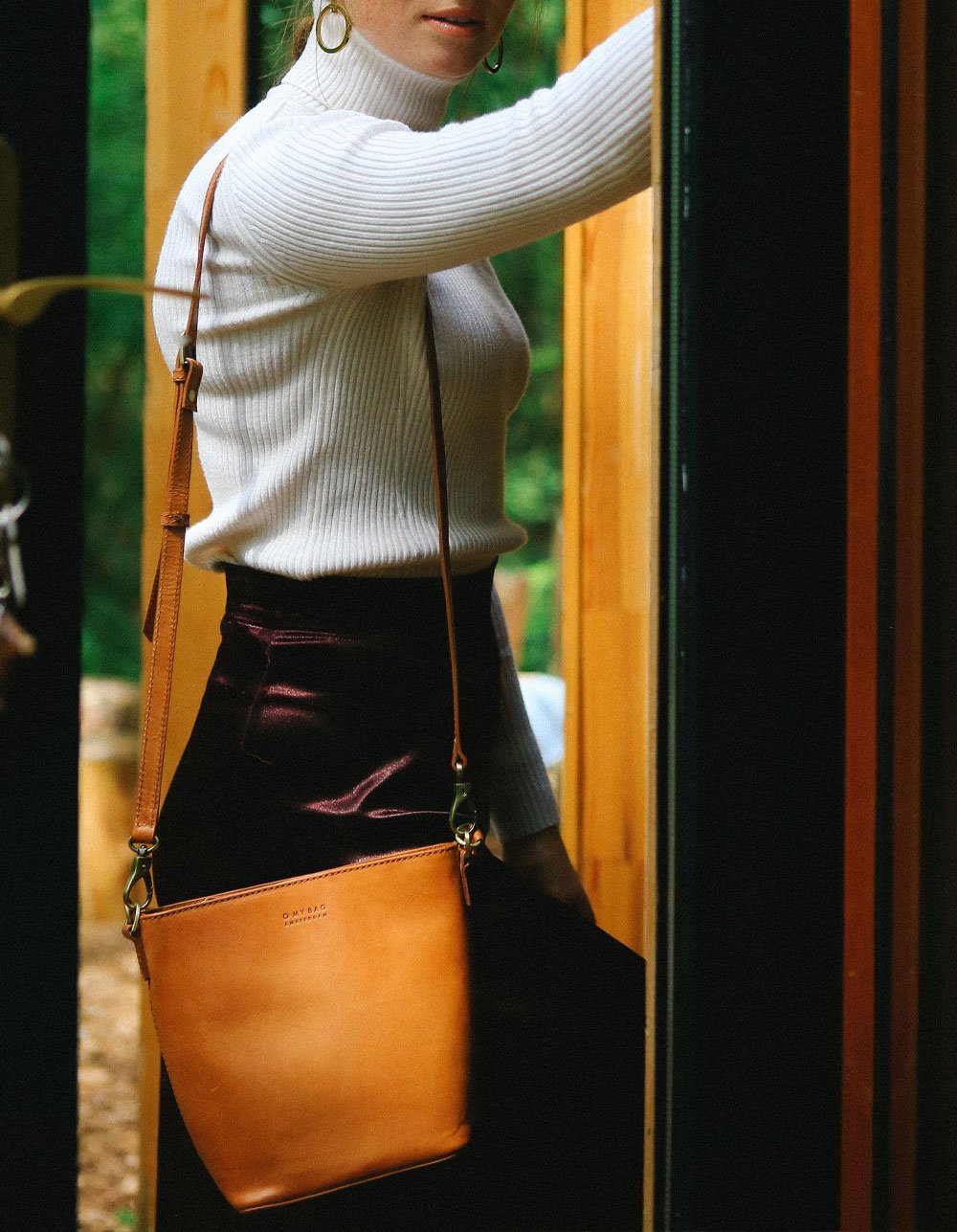 
                  
                    BOBBI Midi Cognac Klassische Beuteltasche aus Leder
                  
                