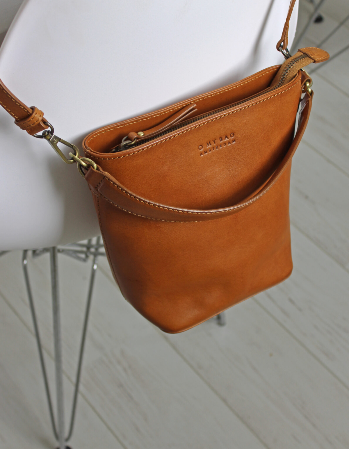 
                  
                    BOBBI Midi Cognac Klassische Beuteltasche aus Leder
                  
                