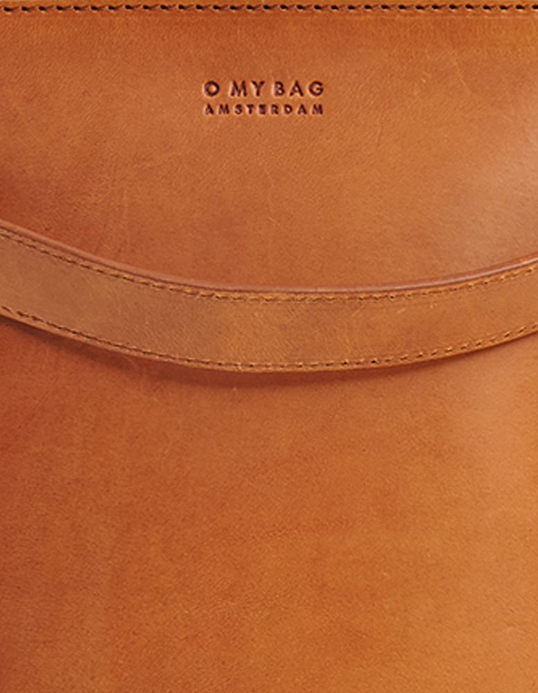 
                  
                    BOBBI Midi Cognac Klassische Beuteltasche aus Leder
                  
                