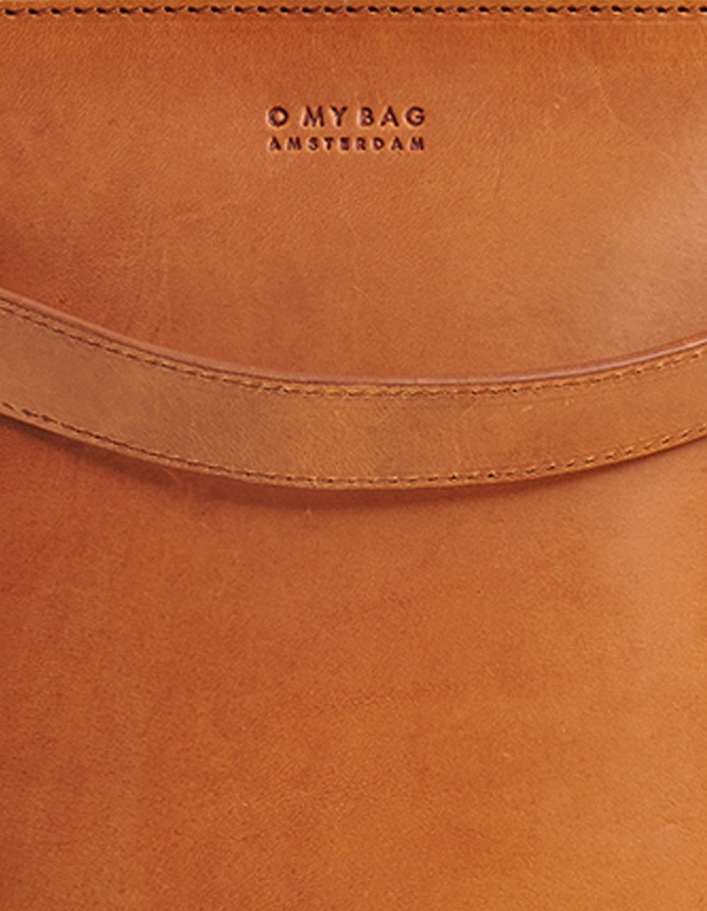 
                  
                    BOBBI Midi Cognac Klassische Beuteltasche aus Leder
                  
                