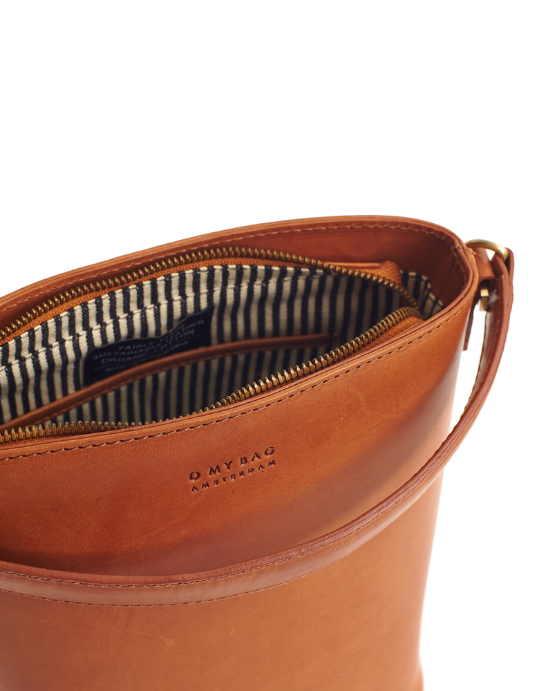 
                  
                    BOBBI Midi Cognac Klassische Beuteltasche aus Leder
                  
                