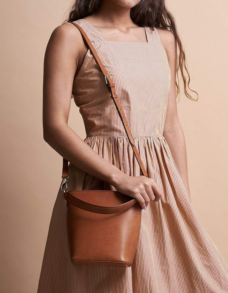 
                  
                    BOBBI Midi Cognac Klassische Beuteltasche aus Leder
                  
                