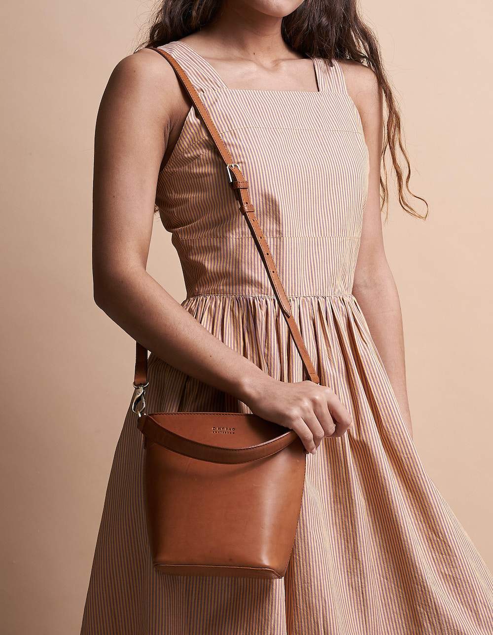 
                  
                    BOBBI Midi Cognac Klassische Beuteltasche aus Leder
                  
                