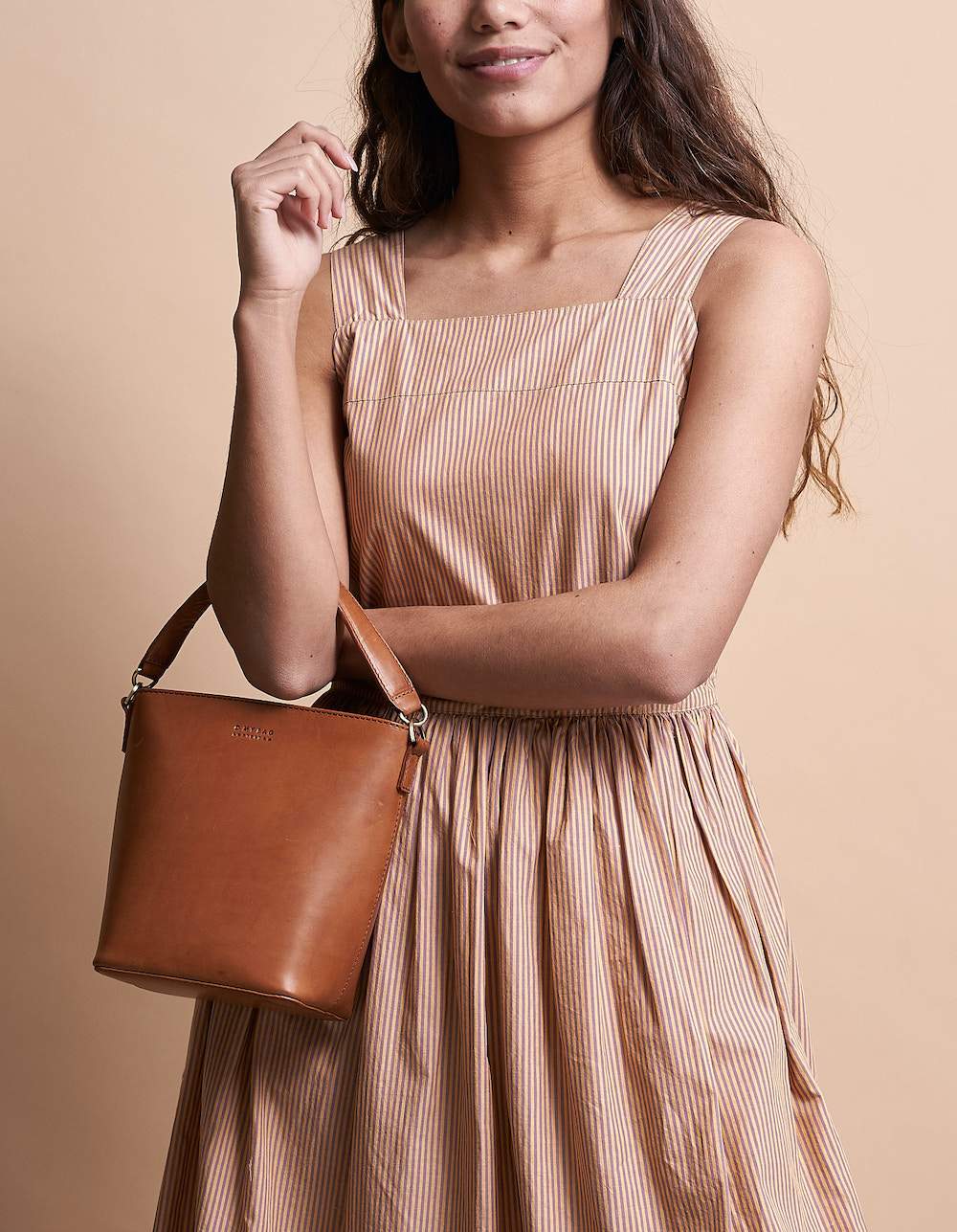 
                  
                    BOBBI Midi Cognac Klassische Beuteltasche aus Leder
                  
                