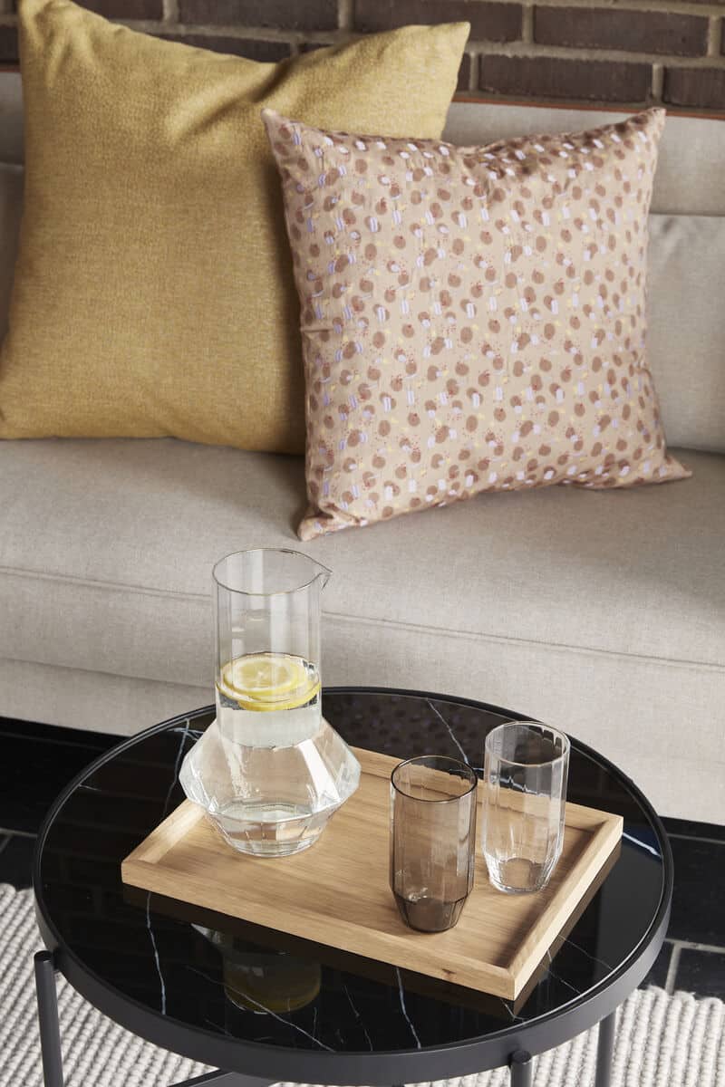 
                  
                    Gesprenkeltes Kissen aus 100 % Baumwolle in Beige, Braun, Lila und Gelb
                  
                