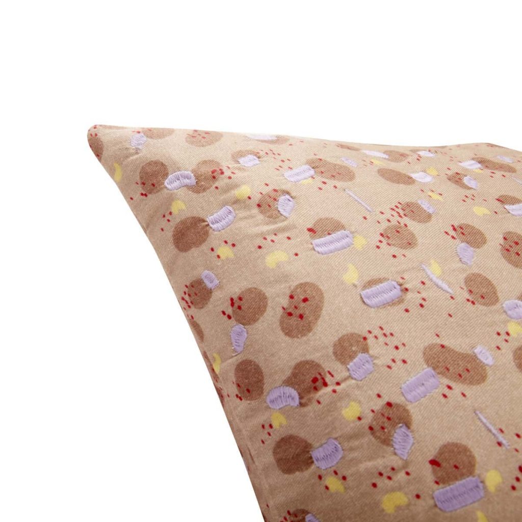 
                  
                    Gesprenkeltes Kissen aus 100 % Baumwolle in Beige, Braun, Lila und Gelb
                  
                