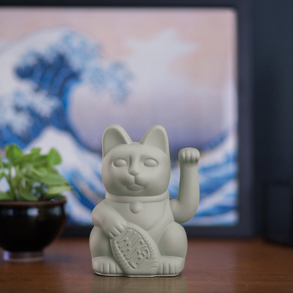 
                  
                    MANEKI NEKO Graues winkendes Glückskatzen-Ornament
                  
                