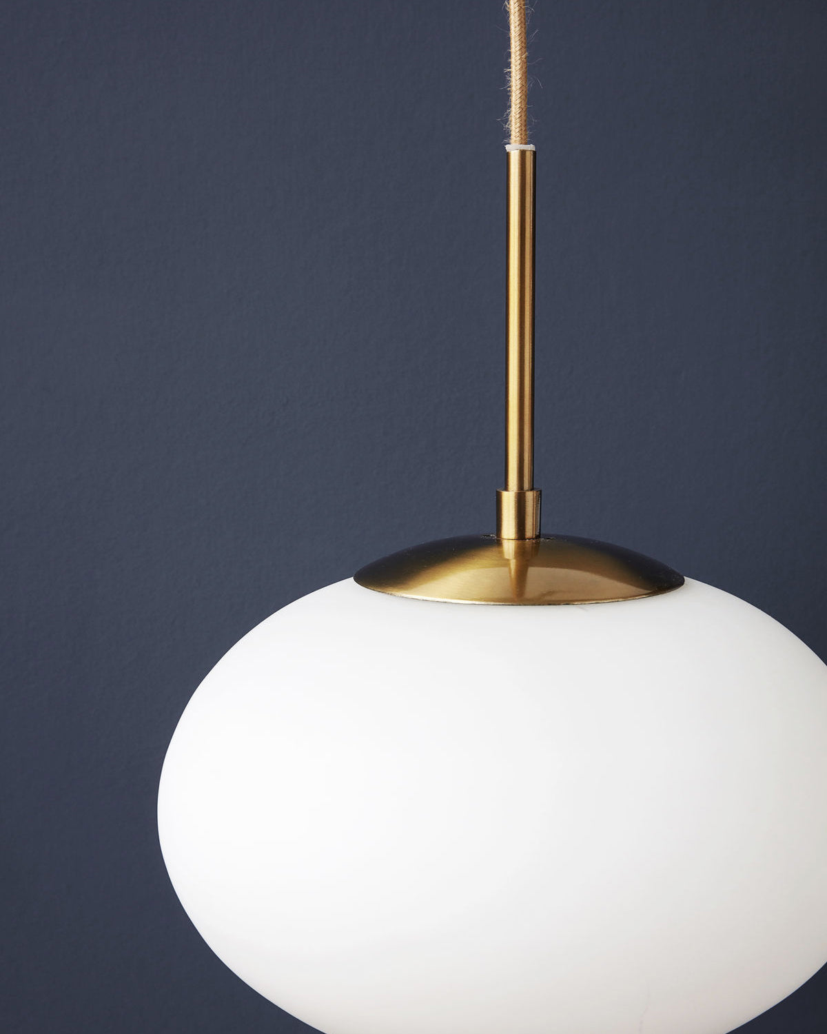 
                  
                    Opalweiße Lampe
                  
                