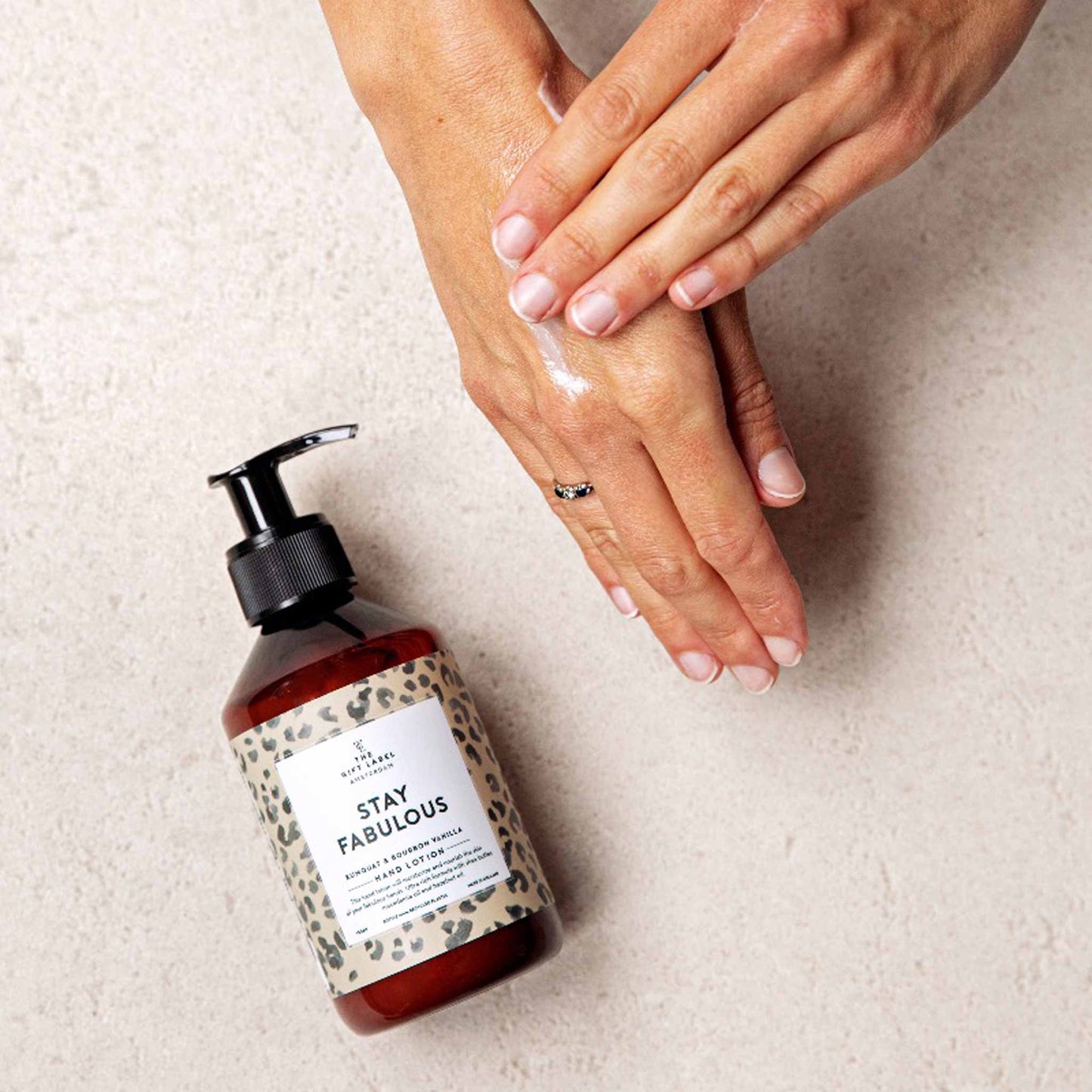 
                  
                    Stay Fabulous Handlotion mit Kumquat und Bourbon-Vanille
                  
                