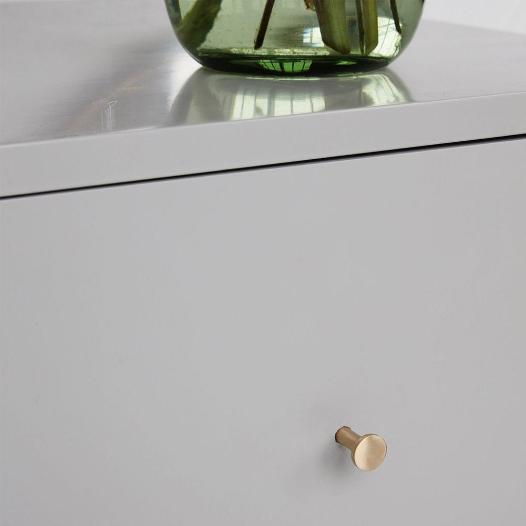 
                  
                    Set mit 2 kleinen Messingknöpfen
                  
                