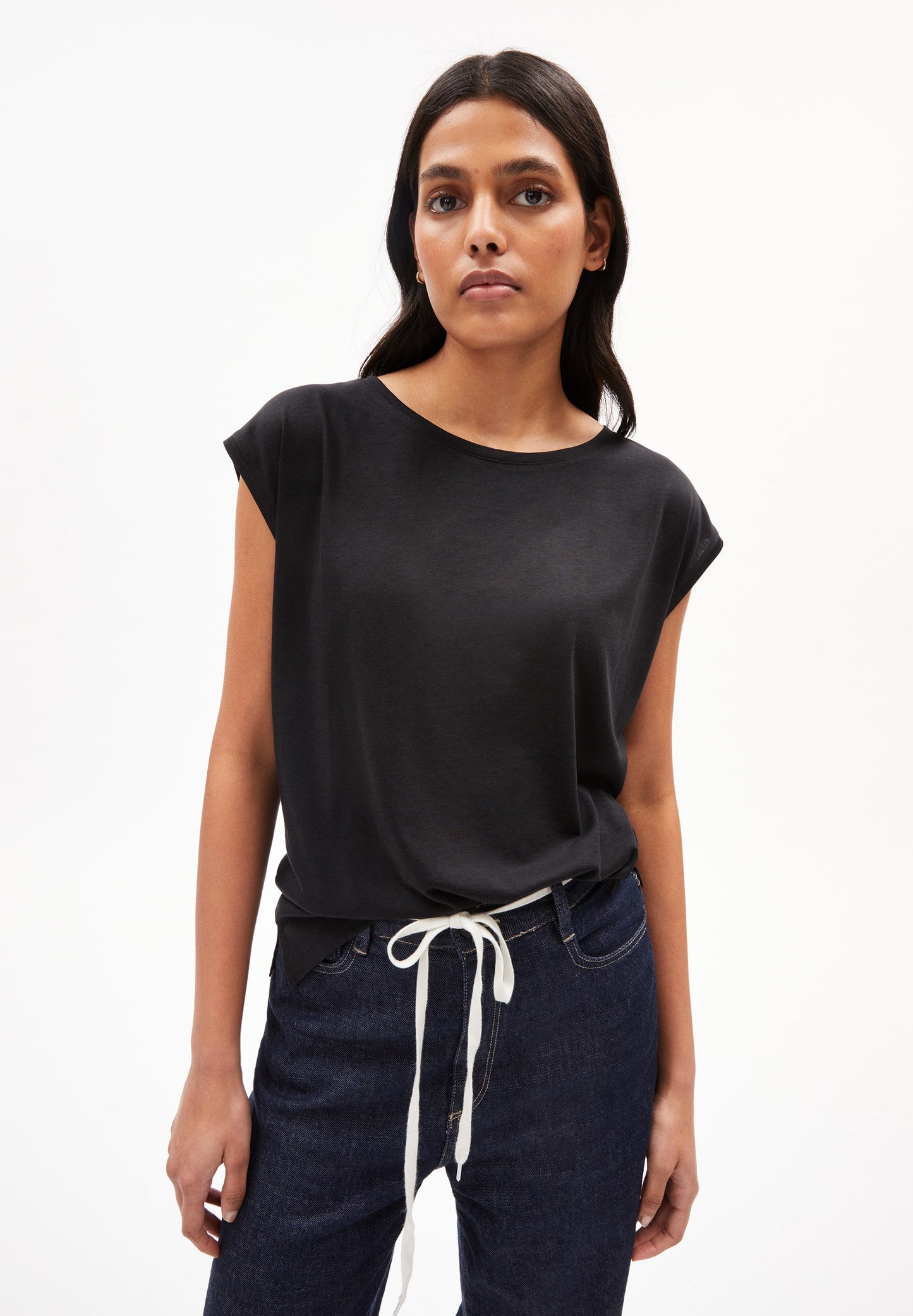 
                  
                    JILAA Schwarzes T-Shirt
                  
                