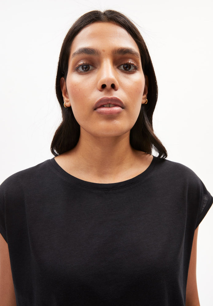 
                  
                    JILAA Schwarzes T-Shirt
                  
                