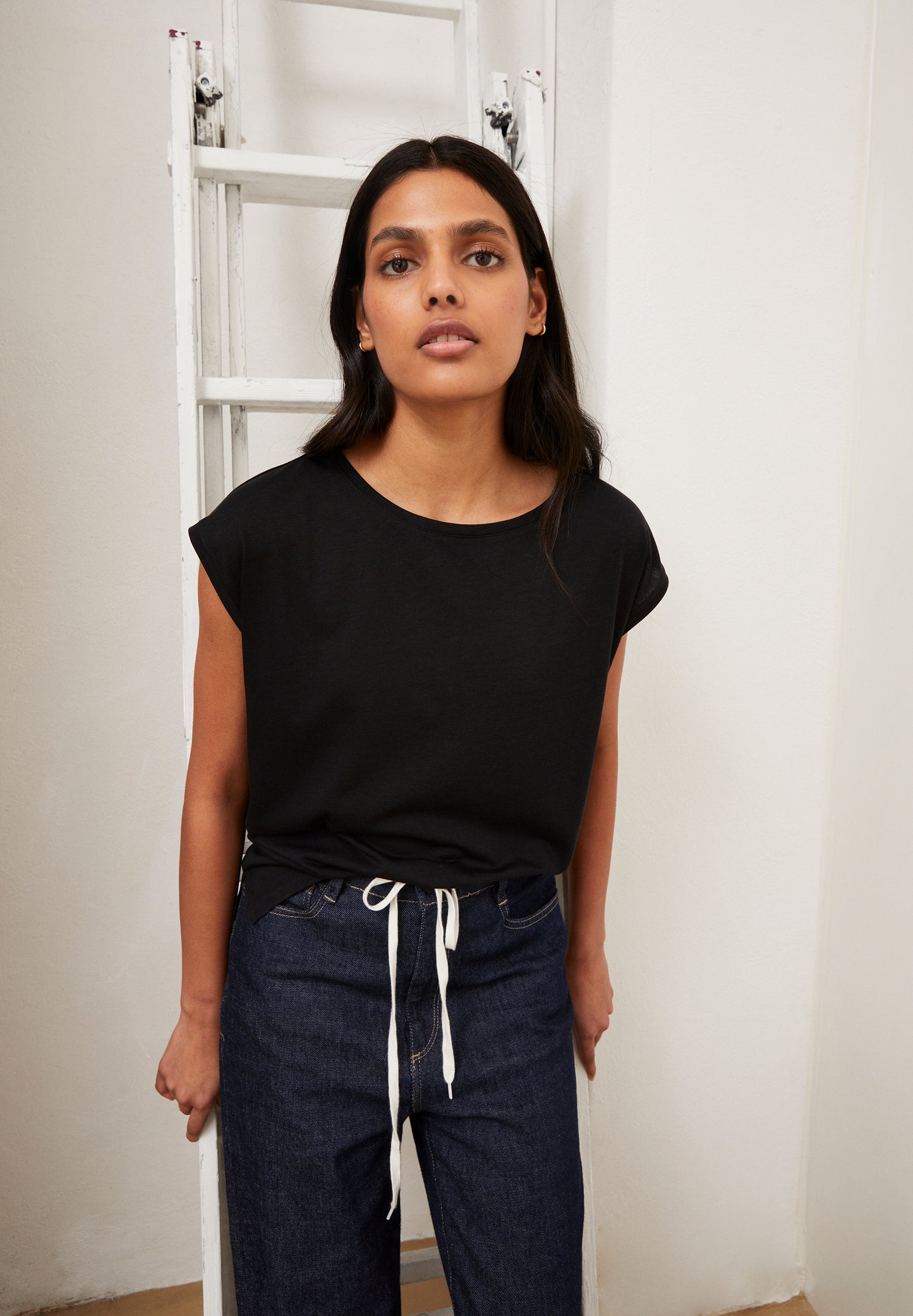 
                  
                    JILAA Schwarzes T-Shirt
                  
                