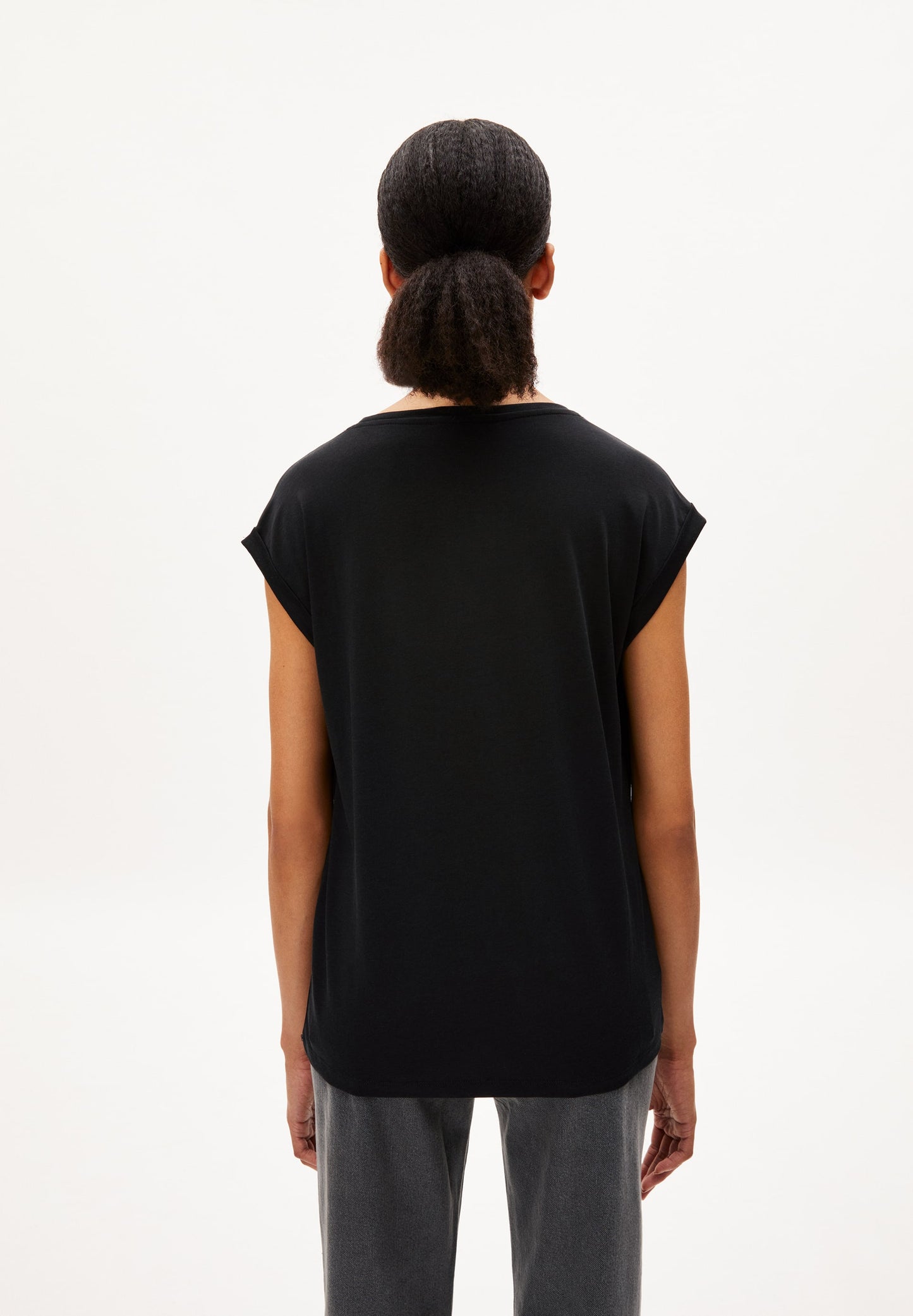 
                  
                    T-SHIRT „JILAANA“ SCHWARZ
                  
                
