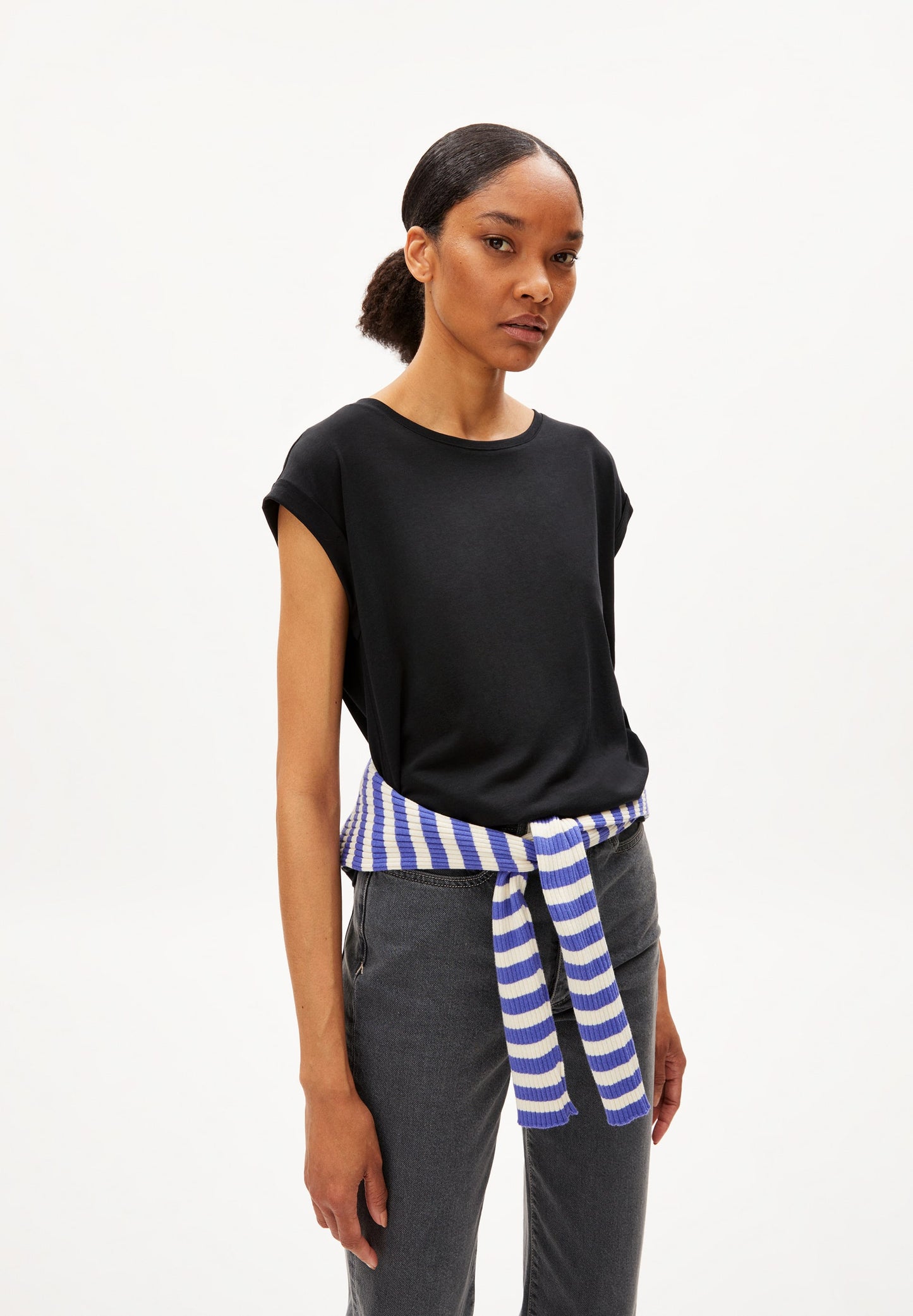 
                  
                    T-SHIRT „JILAANA“ SCHWARZ
                  
                