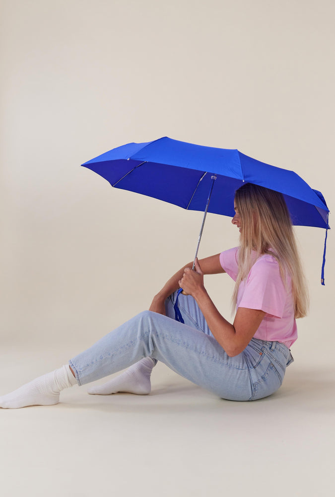 
                  
                    Königsblauer, kompakter, umweltfreundlicher, windabweisender Regenschirm
                  
                