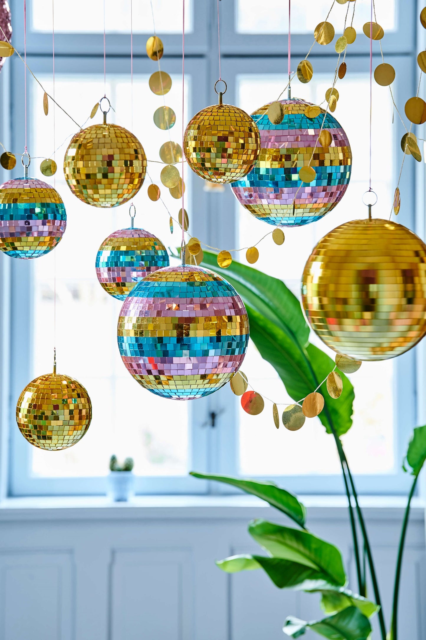 
                  
                    Mittelgoldene Discokugel
                  
                