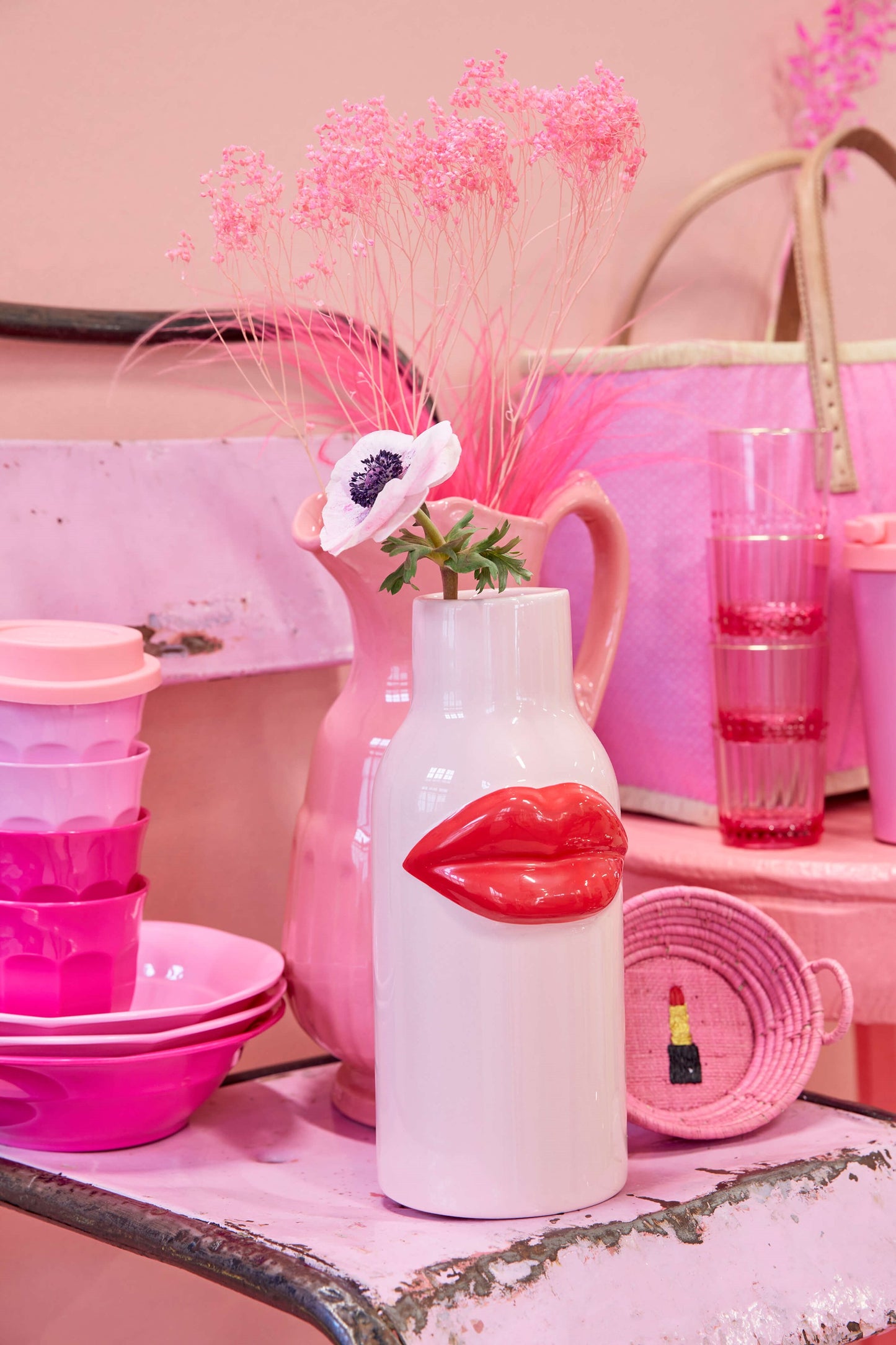 
                  
                    Große rosa Keramikvase mit roten Lippen
                  
                