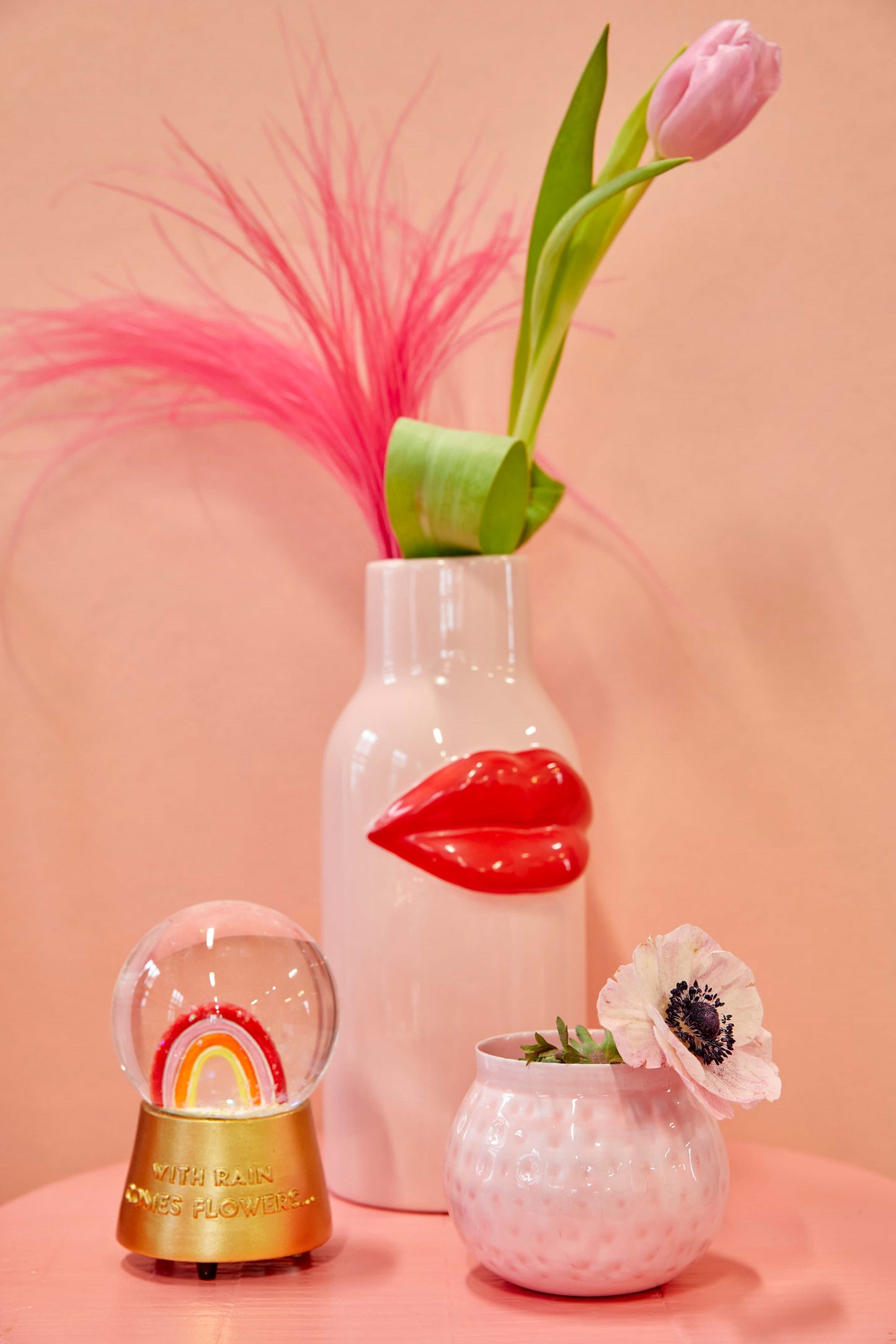 
                  
                    Große rosa Keramikvase mit roten Lippen
                  
                
