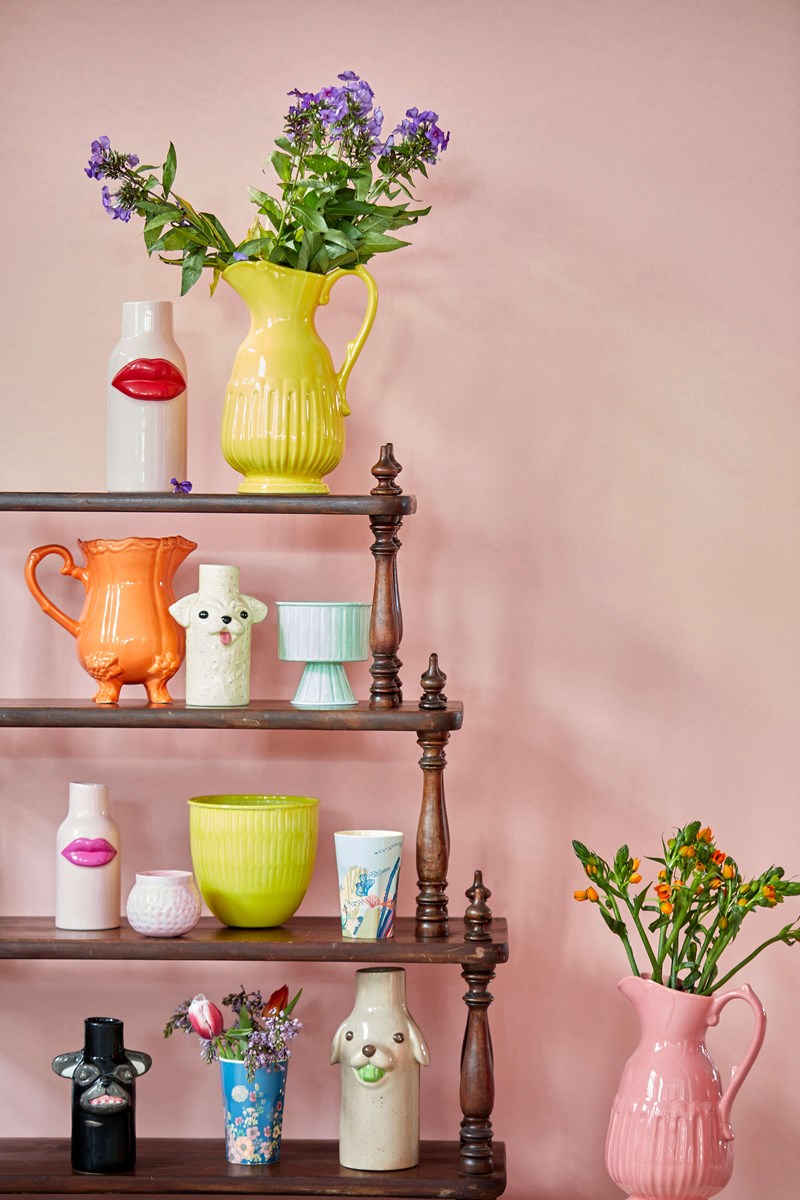 
                  
                    Kleine rosafarbene Keramikvase mit Lippen in Fuchsie
                  
                