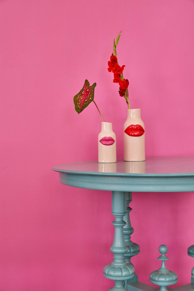 
                  
                    Große rosa Keramikvase mit roten Lippen
                  
                
