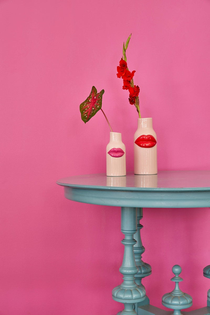 
                  
                    Kleine rosafarbene Keramikvase mit Lippen in Fuchsie
                  
                
