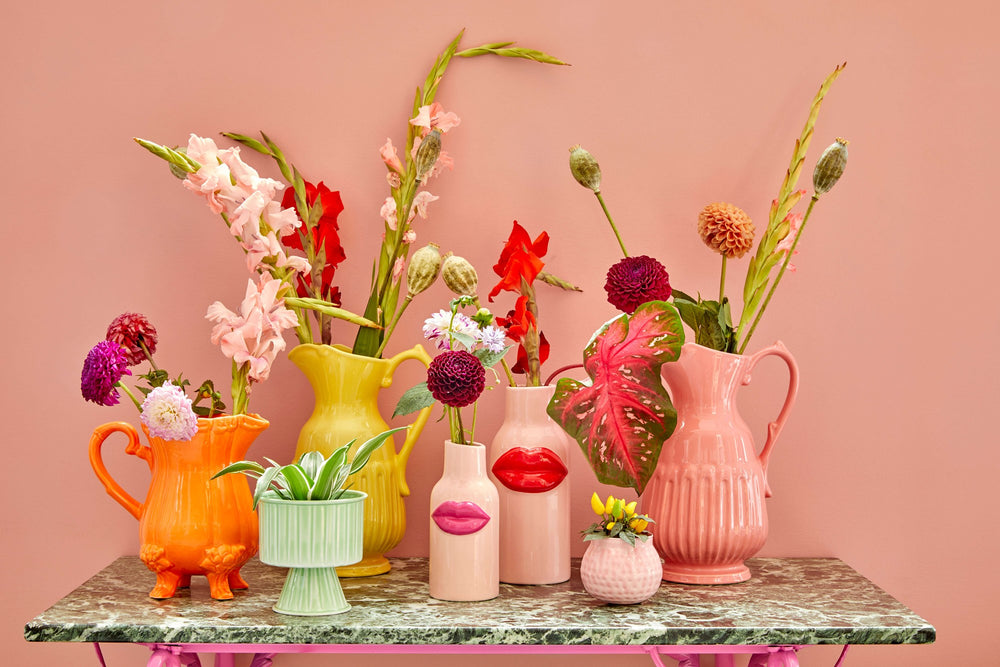 
                  
                    Große rosa Keramikvase mit roten Lippen
                  
                