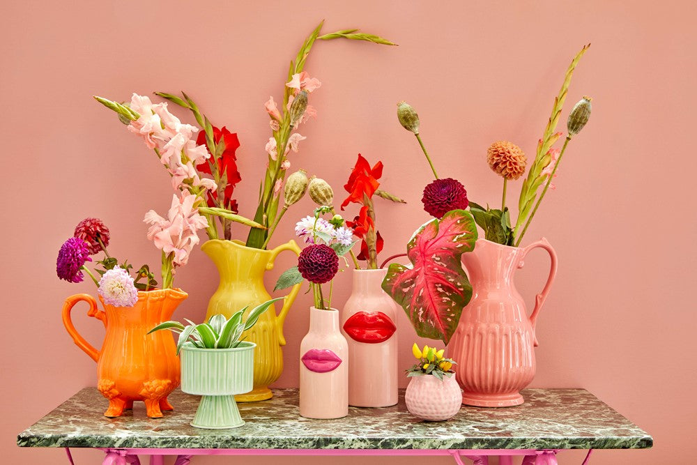 Fuchsiafarbene Lippenvase aus Keramik auf weißem Hintergrund      