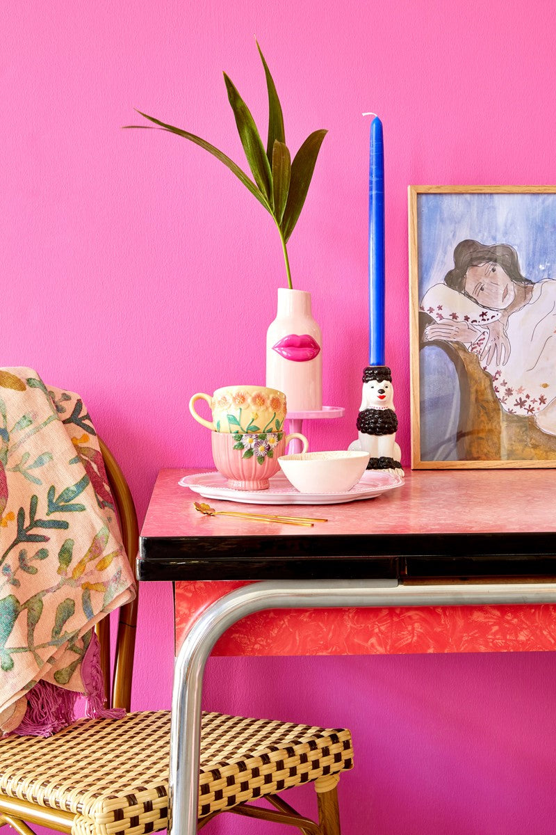 
                  
                    Kleine rosafarbene Keramikvase mit Lippen in Fuchsie
                  
                