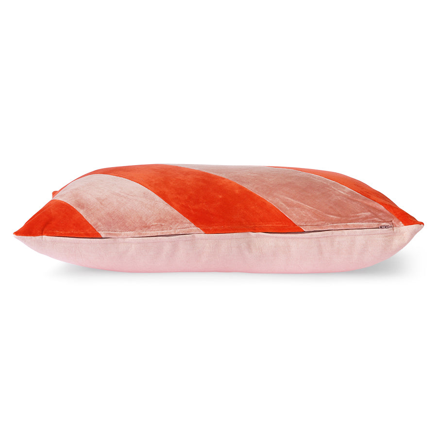 
                  
                    Rotes und rosa gestreiftes Samtkissen
                  
                