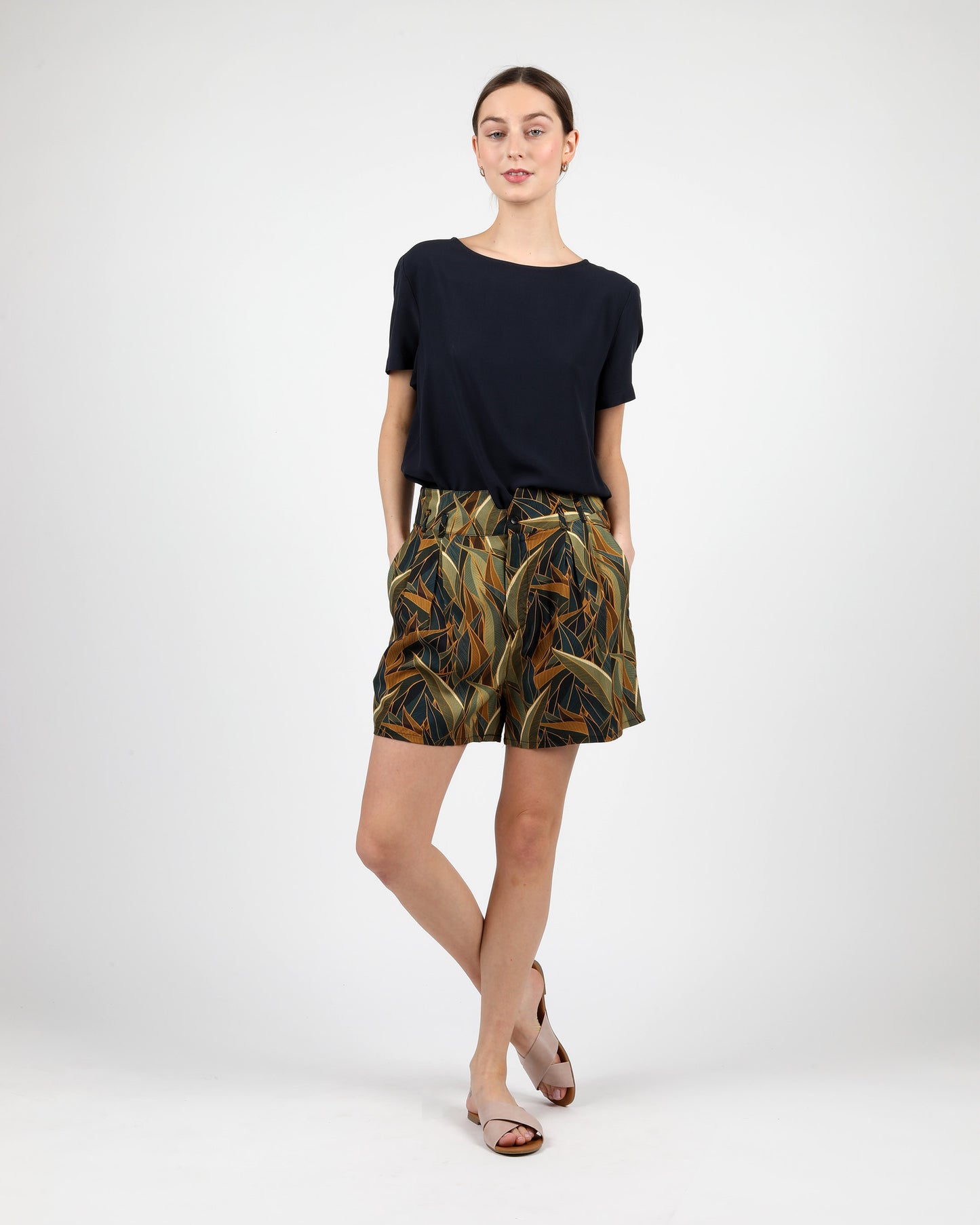 
                  
                    HELLA Marineblaue Bluse
                  
                