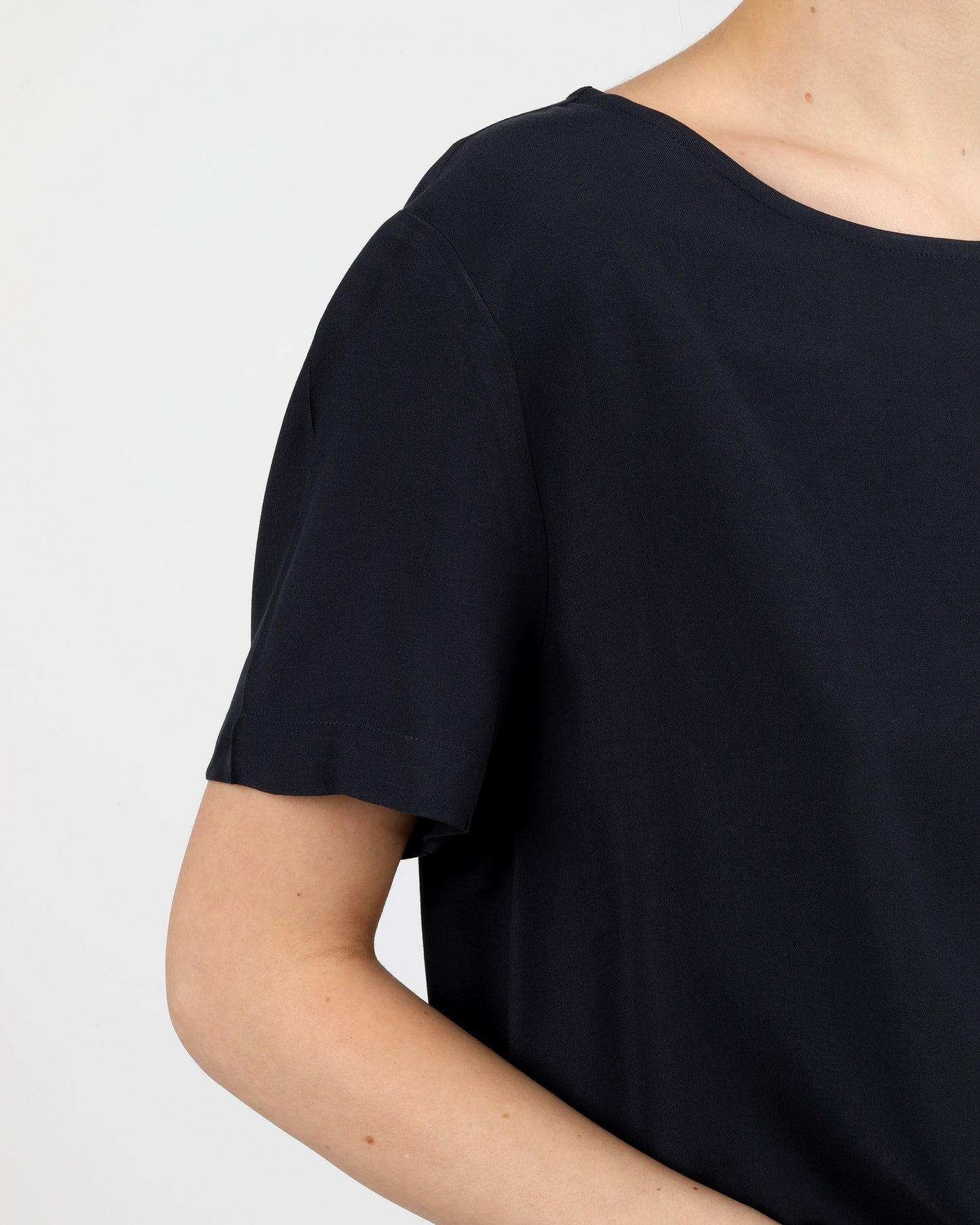 
                  
                    HELLA Marineblaue Bluse
                  
                